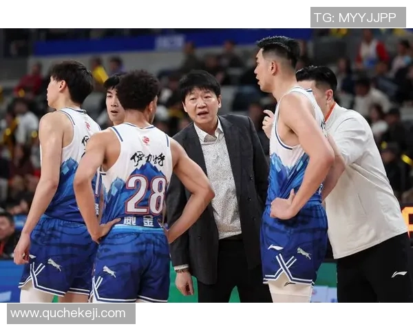 球星赛后回到更衣室队友热情迎接全场欢呼氛围感爆棚